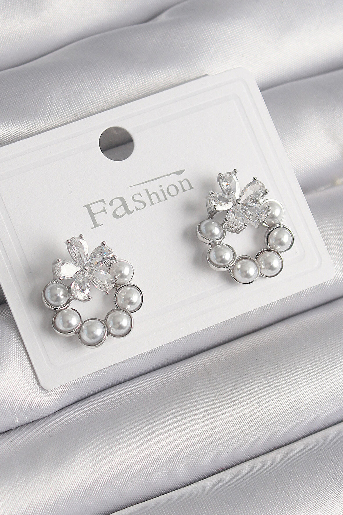 Pirinç Gümüş Renk İncili Halka Model Zirkon Taşlı Çiçek Detay Kadın Küpe - Lisinya