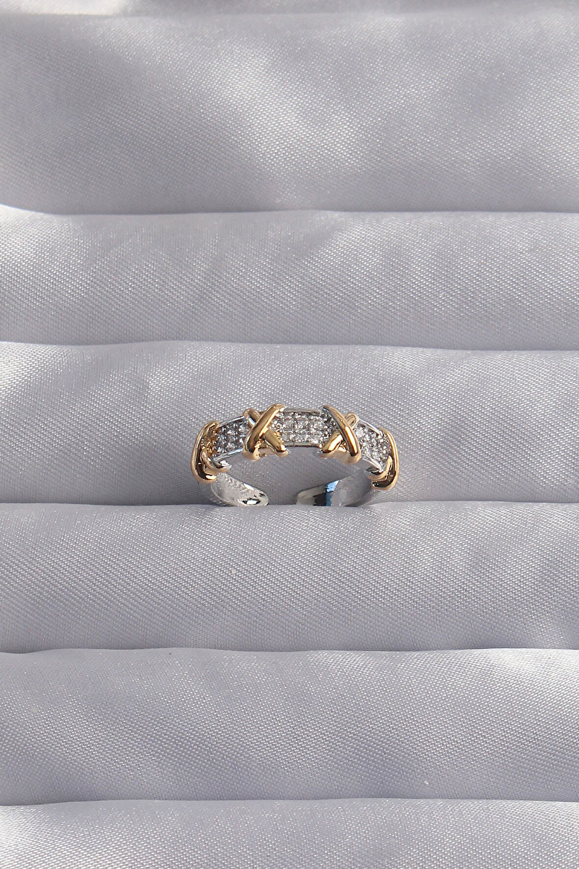 Pirinç Ayarlamalı Gümüş Renk Zirkon Taşlı XOXO Model Yüzük - Lisinya