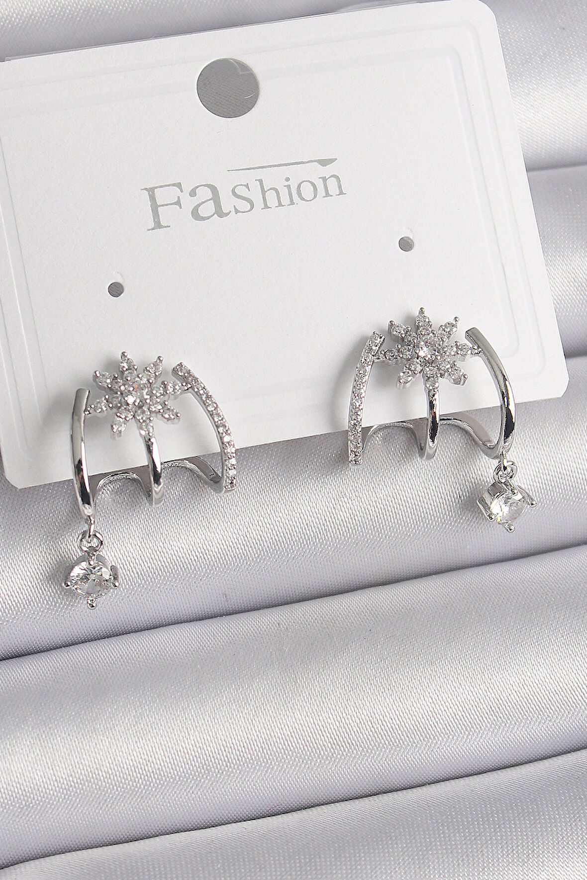 Pirinç Gümüş Renk Zirkon Taşlı Çiçek Figür Sallantı Detay Kadın Küpe - Lisinya