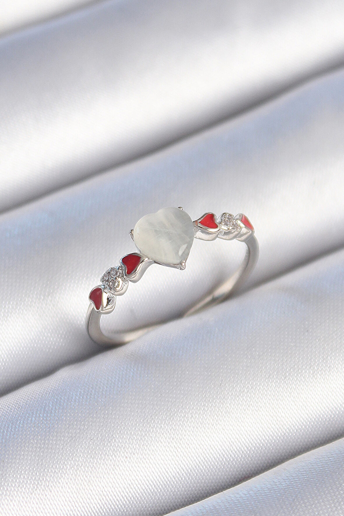 Pirinç Gümüş Renk Beyaz Mineli Kalp Model Zirkon Taş Detaylı Kadın Yüzük - Lisinya