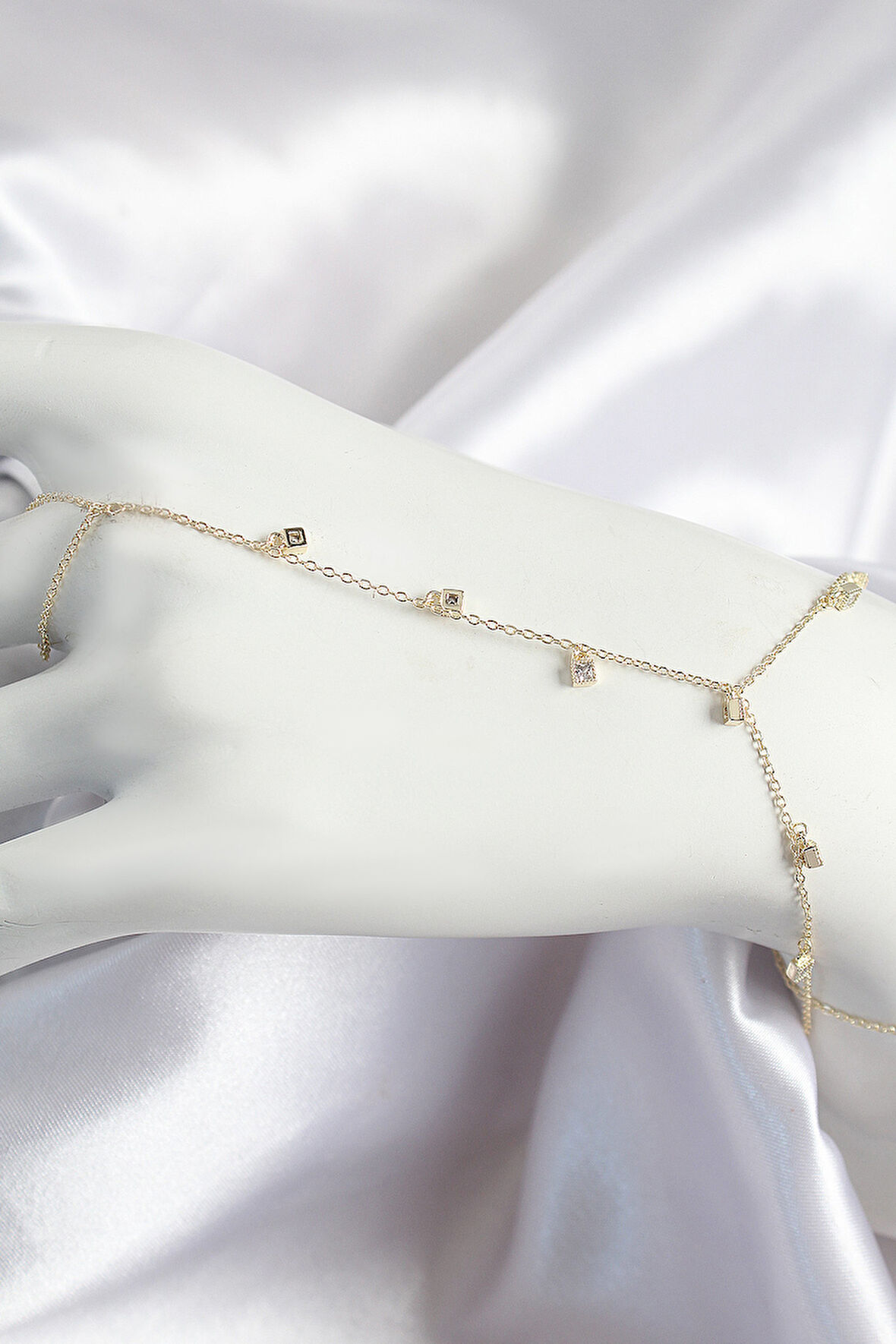 Pirinç Zirkon Taşlı Sallantılı Model Gold Renk Kadın Şahmeran - Lisinya