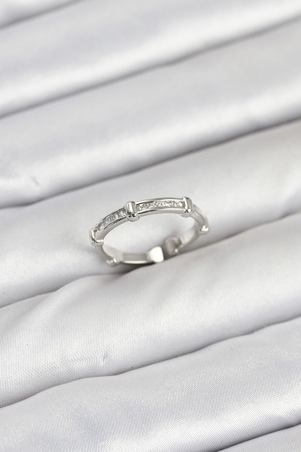 Pirinç Gümüş Renk Kemik Model Zirkon Taşlı Kadın Yüzük - Lisinya