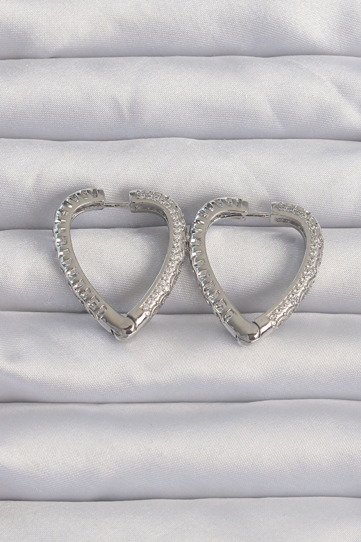 Pirinç Gümüş Renk Zirkon Taşlı Motifli Kalp Küpe - Lisinya