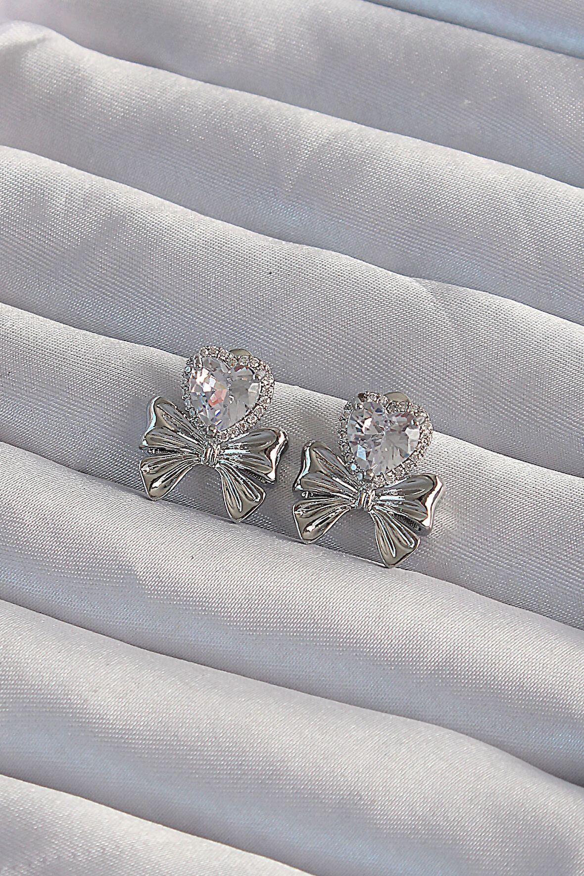 Pirinç Gümüş Renk Zirkon Taşlı Kalp Model Fiyonk Küpe - Lisinya