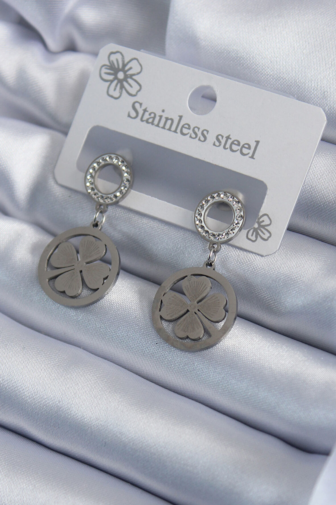 316L Çelik Gümüş Renk Zirkon Taşlı Yonca Model İşleme Detay Kadın Küpe - Lisinya