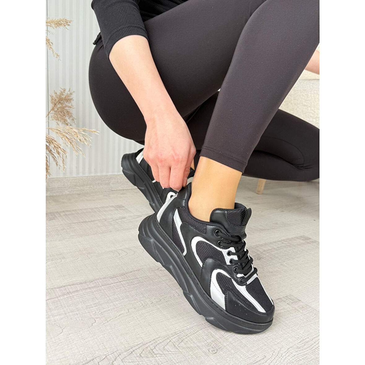 Cata Siyah Cilt Beyaz Detaylı Spor Ayakkabı - Lisinya