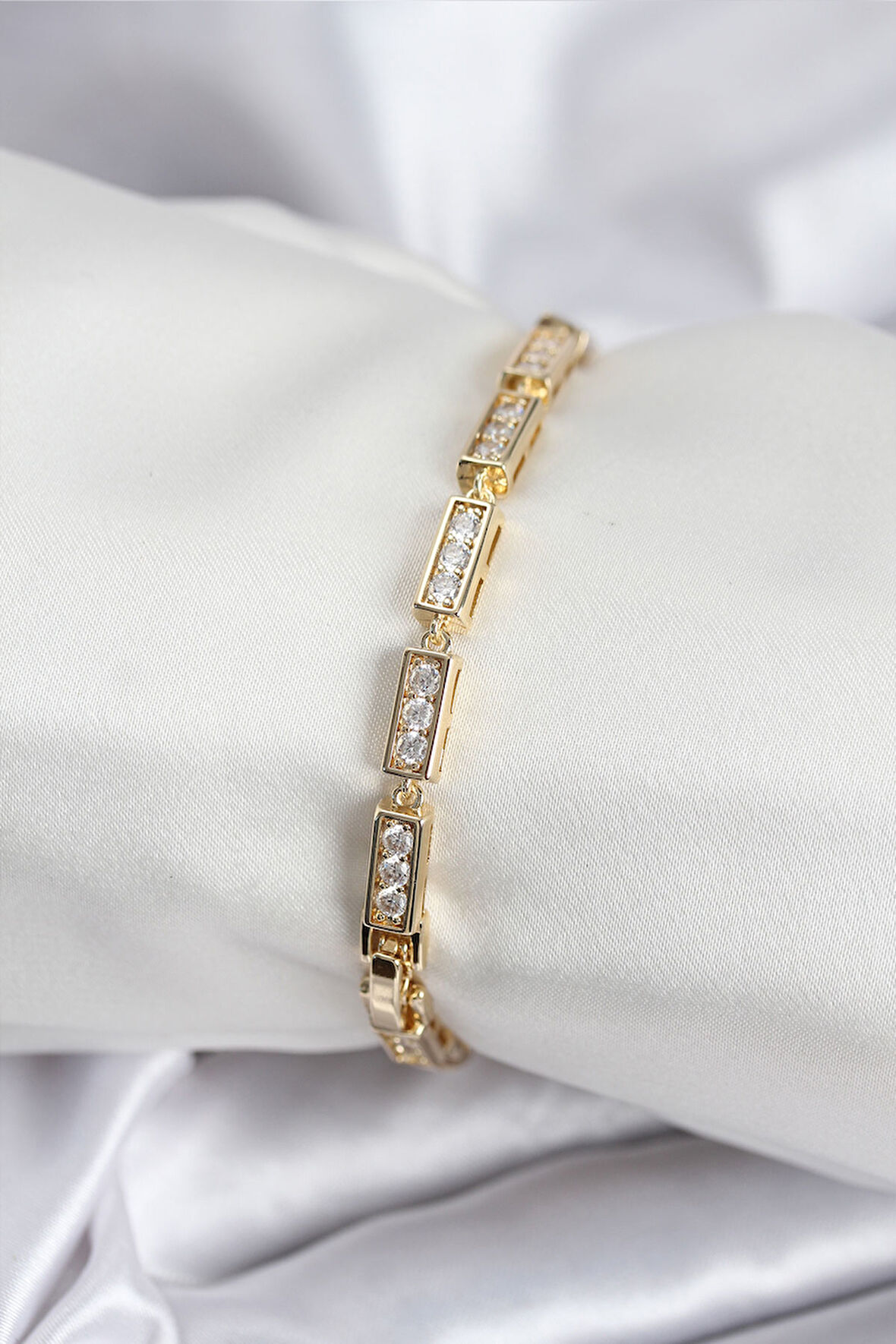 Pirinç VIP Seri Gold Renk Parçalı Model Kadın Bileklik - Lisinya