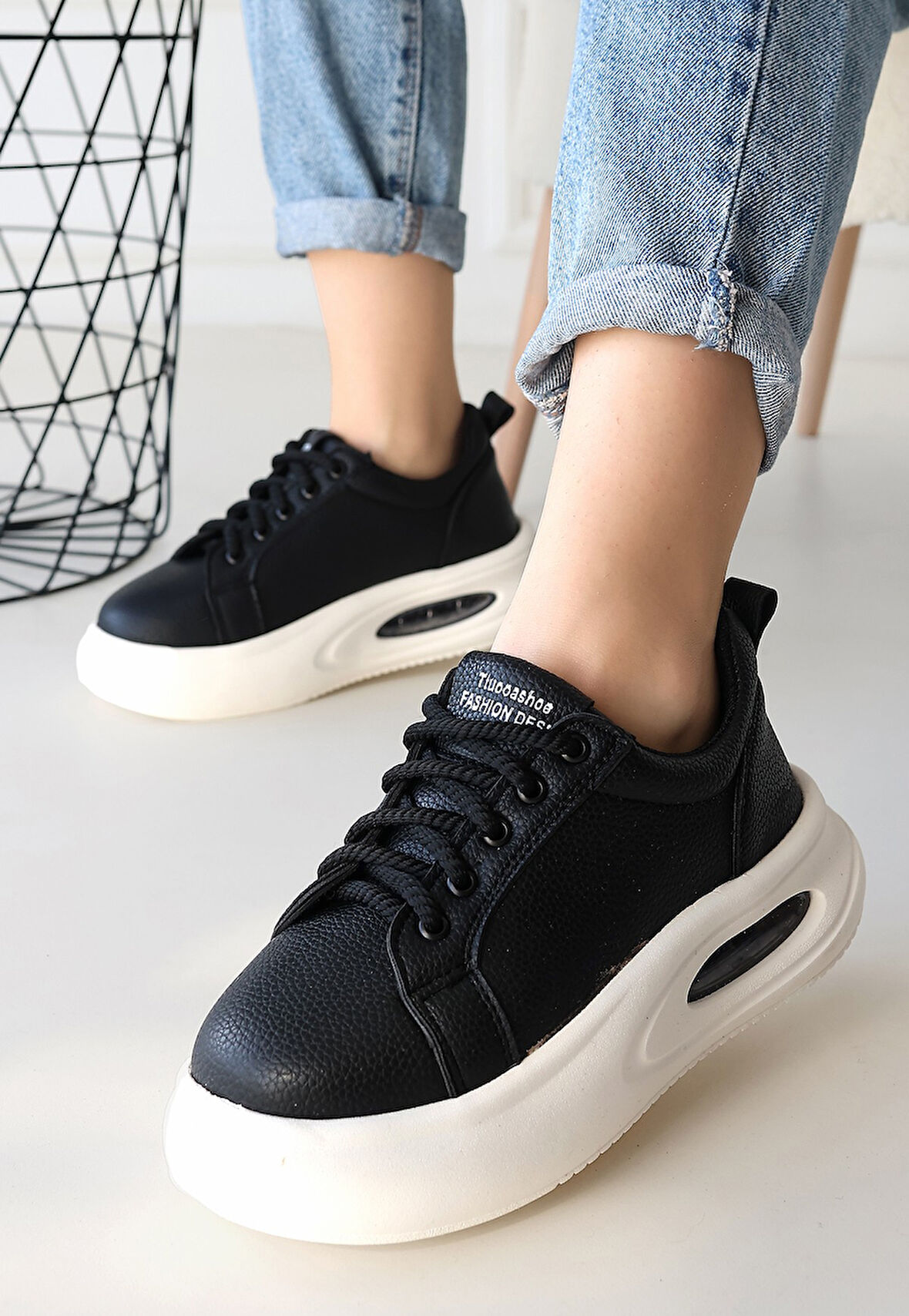 Chris Siyah Cilt Bağcıklı Spor Ayakkabı - Lisinya