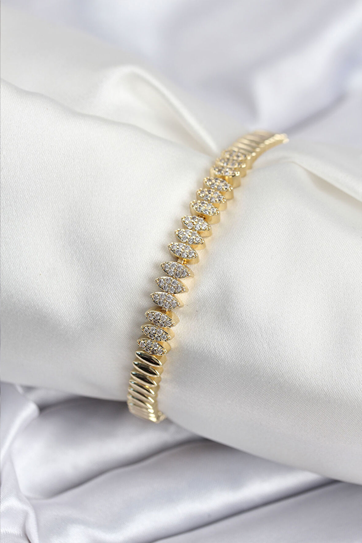 Pirinç VIP Seri Gold Renk Zirkon Taşlı Arpa Model Kadın Bileklik - Lisinya