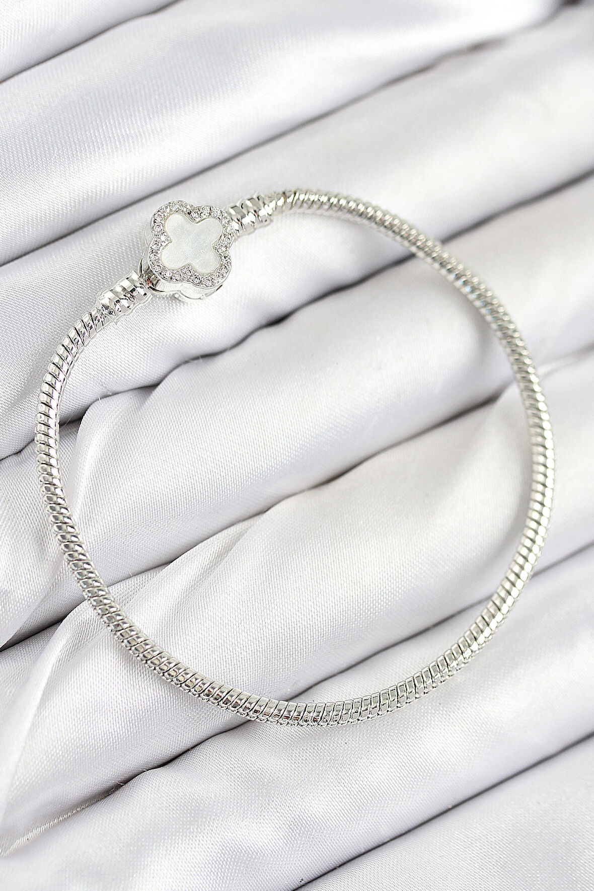 Pirinç Charm Zirkon Taşlı Yonca Model Gümüş Renk Kadın Bileklik - Lisinya