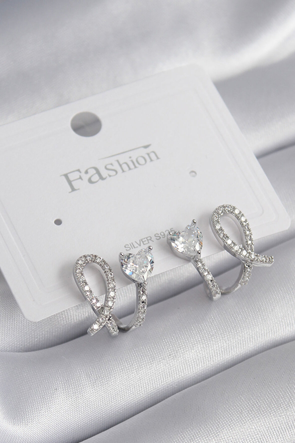 Pirinç Gümüş Renk Kalp Model Zirkon Taşlı Kadın Küpe - Lisinya