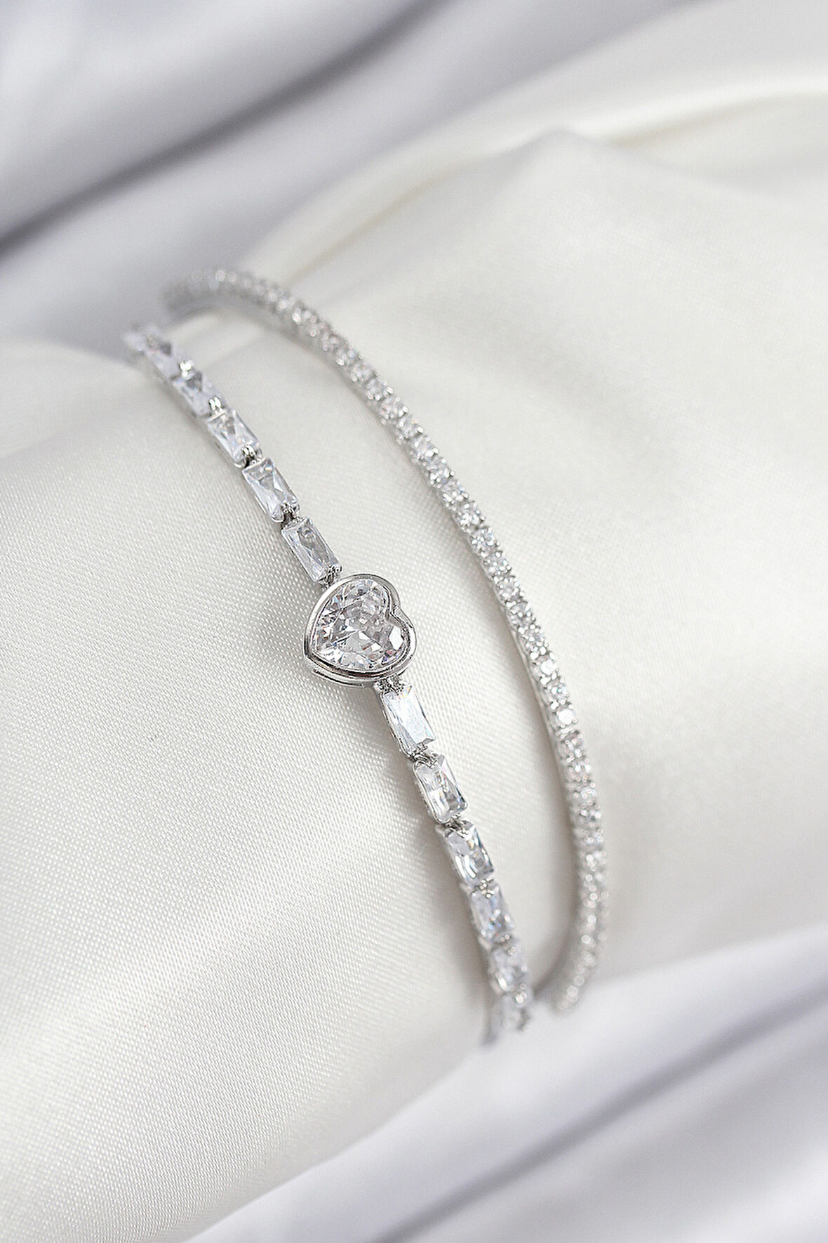 Pirinç Zirkon Taşlı Kalp Model Gümüş Renk Kadın Bileklik - Lisinya