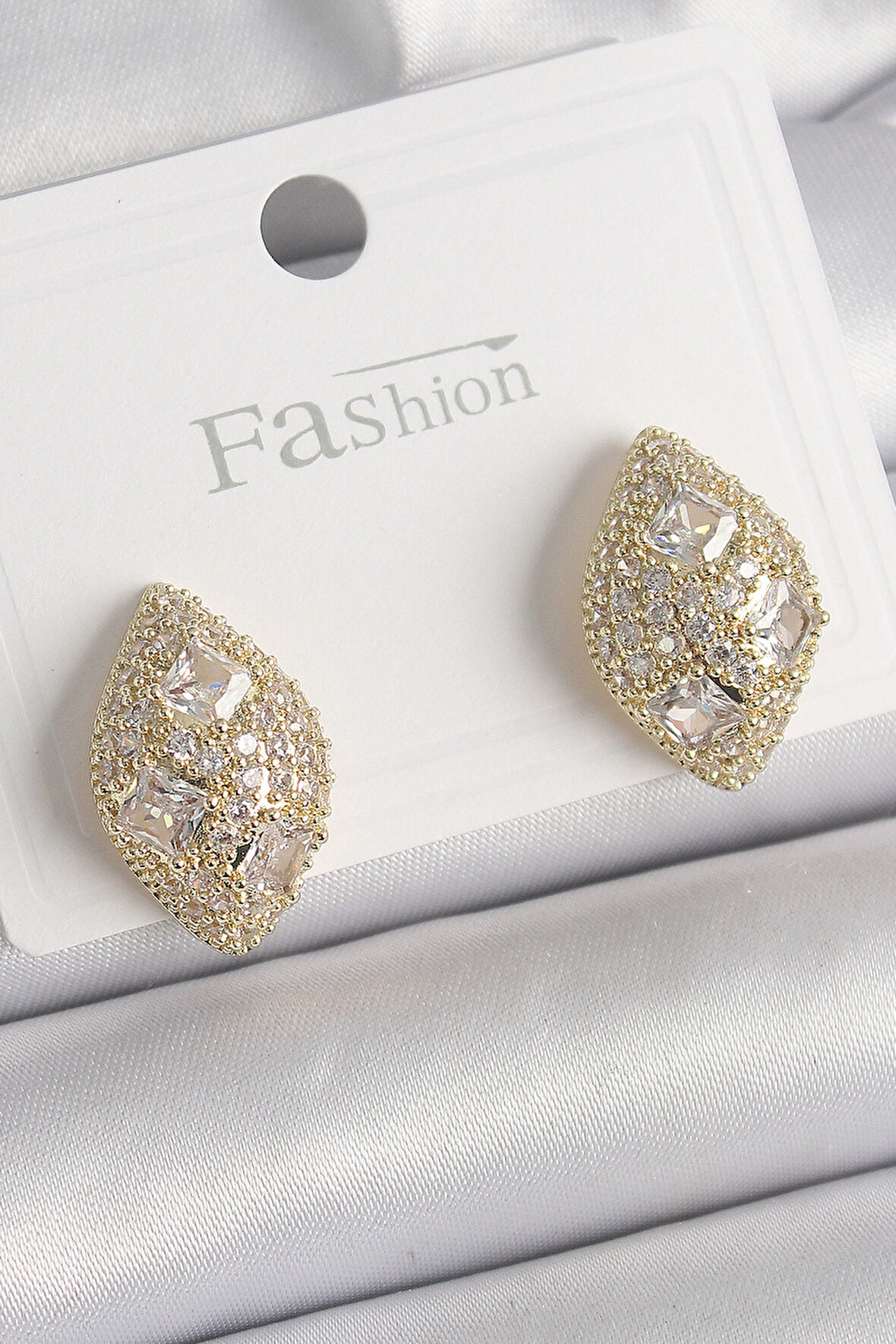 Pirinç Gold Renk Zirkon Taş İşlemeli Damla Model Kadın Küpe - Lisinya