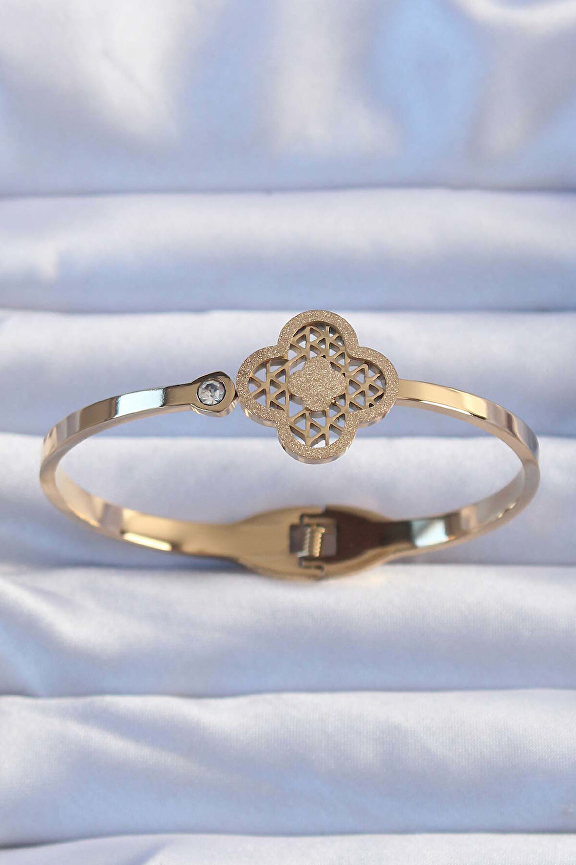 316L Çelik Altın Renk Zirkon Taşlı Simli Yonca Kelepçe - Lisinya