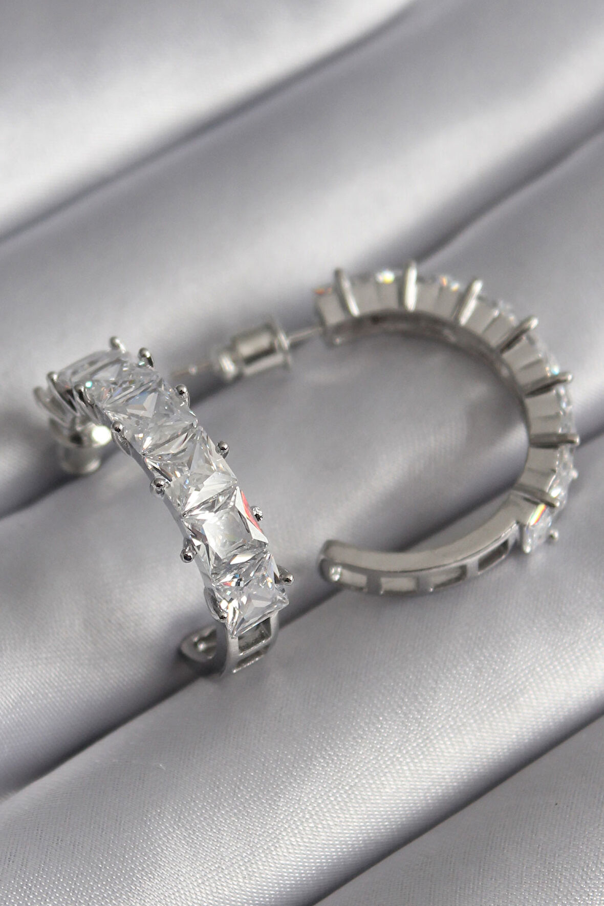 Pirinç Gümüş Renk Zirkon Taşlı Halka Model Kadın Küpe - Lisinya