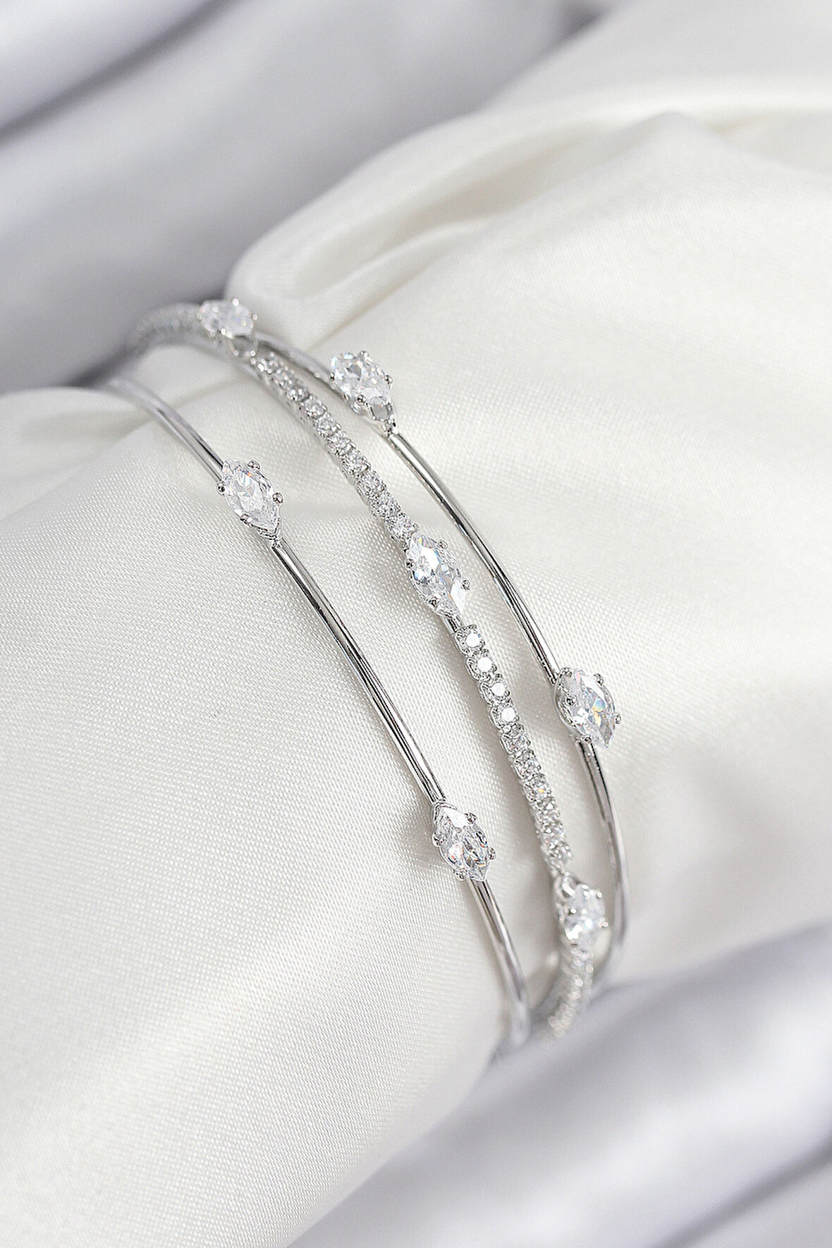 Pirinç Zirkon Taşlı Su Yolu Model Gümüş Renk Kadın Bileklik - Lisinya