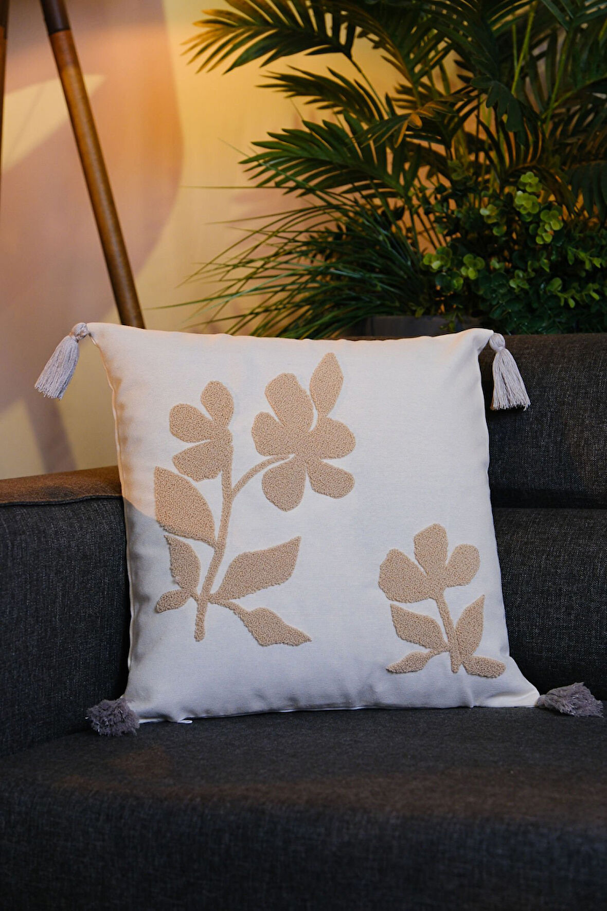Püsküllü Bej Punch Panç Nakışlı Kırlent Kılıfı 43x43cm