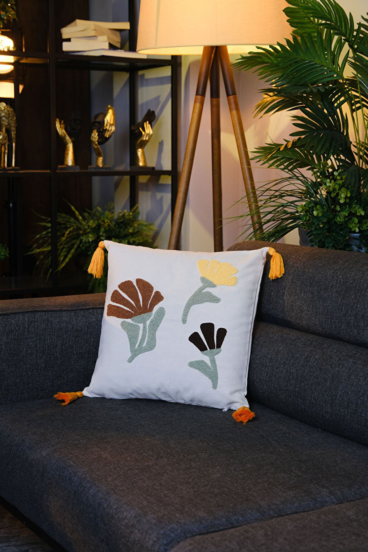 Püsküllü Punch Panç Nakışlı Kırlent Kılıfı 43x43 cm