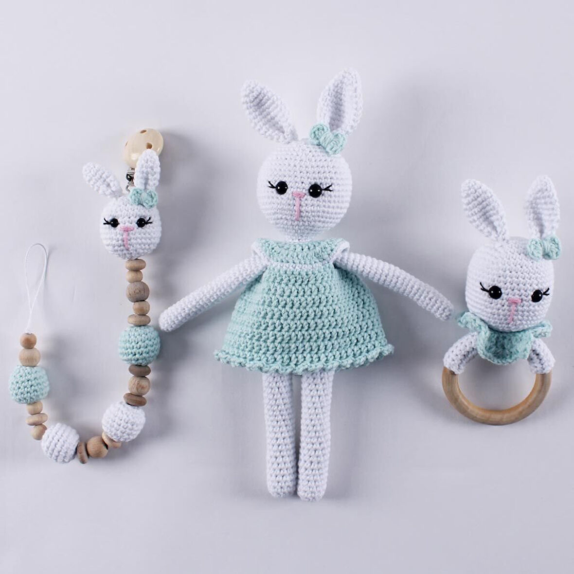 Amigurumi Yeşil Elbiseli Tavşan Diş Kaşıyıcı Emzik Askısı 3'lü Set