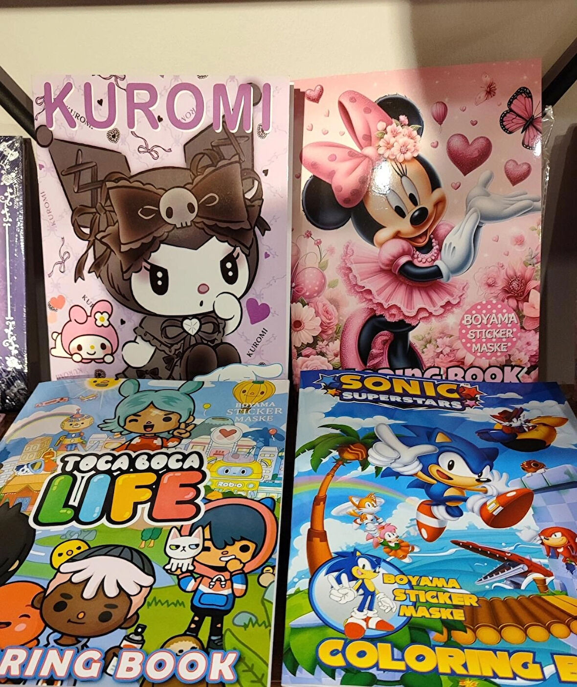 4 adet stickerli boyama kitabı (hello kitty , kuromi , sonic , toca boca life figürlü)