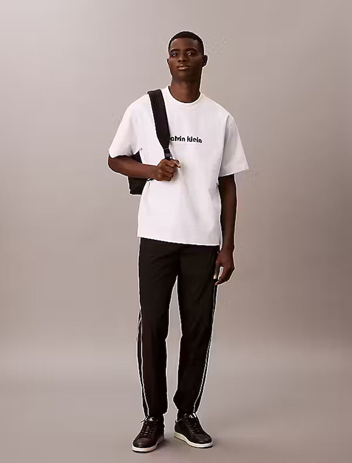 CALVIN KLEIN Erkek Marka Logolu Büzgü Bel Ve Retro Yan Şeritli Yumuşak Naylon Siyah Eşofman Altı LV04RC522G UB1