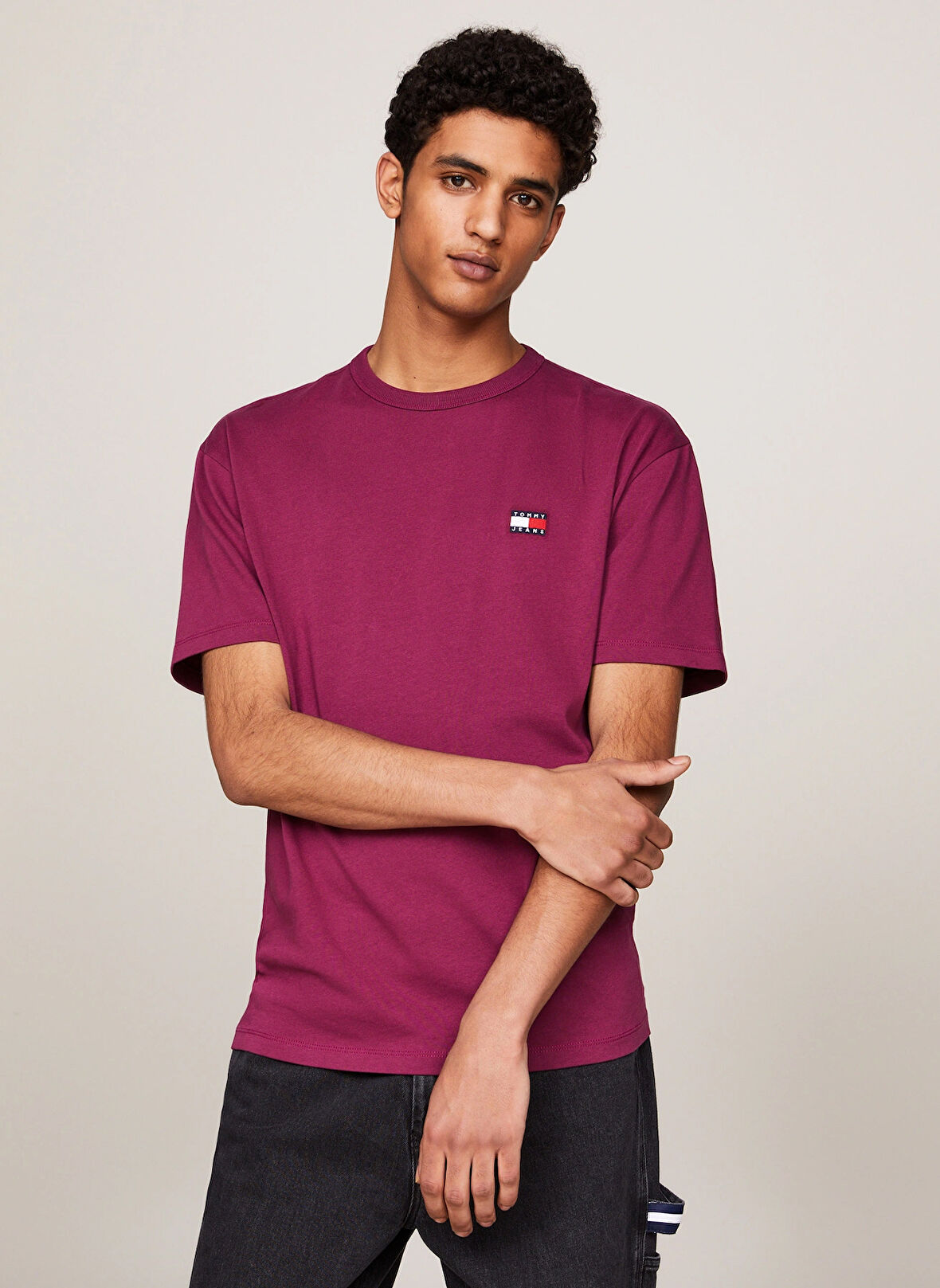 Tommy Jeans Bisiklet Yaka Baskılı Bordo Erkek T-Shirt DM0DM17995VVKTJM REG BADGE TEE EXT