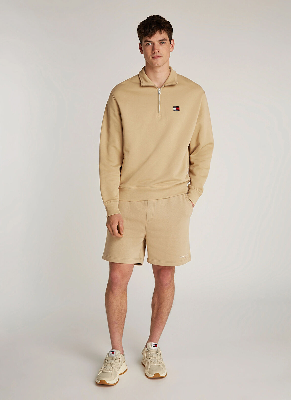 Tommy Jeans Fermuarlı Yaka Bej Erkek Sweatshırt DM0DM20641ACT TJM RLX BADGE 1/4 ZIP
