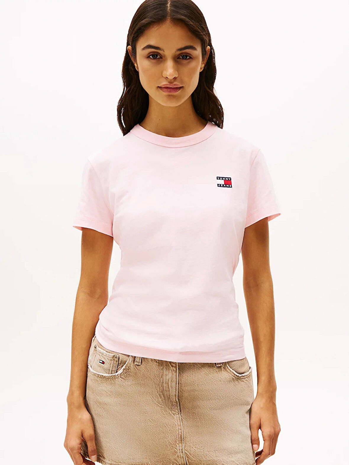 Tommy Jeans Kadın  Pembe Badge Crew Yaka Tişört