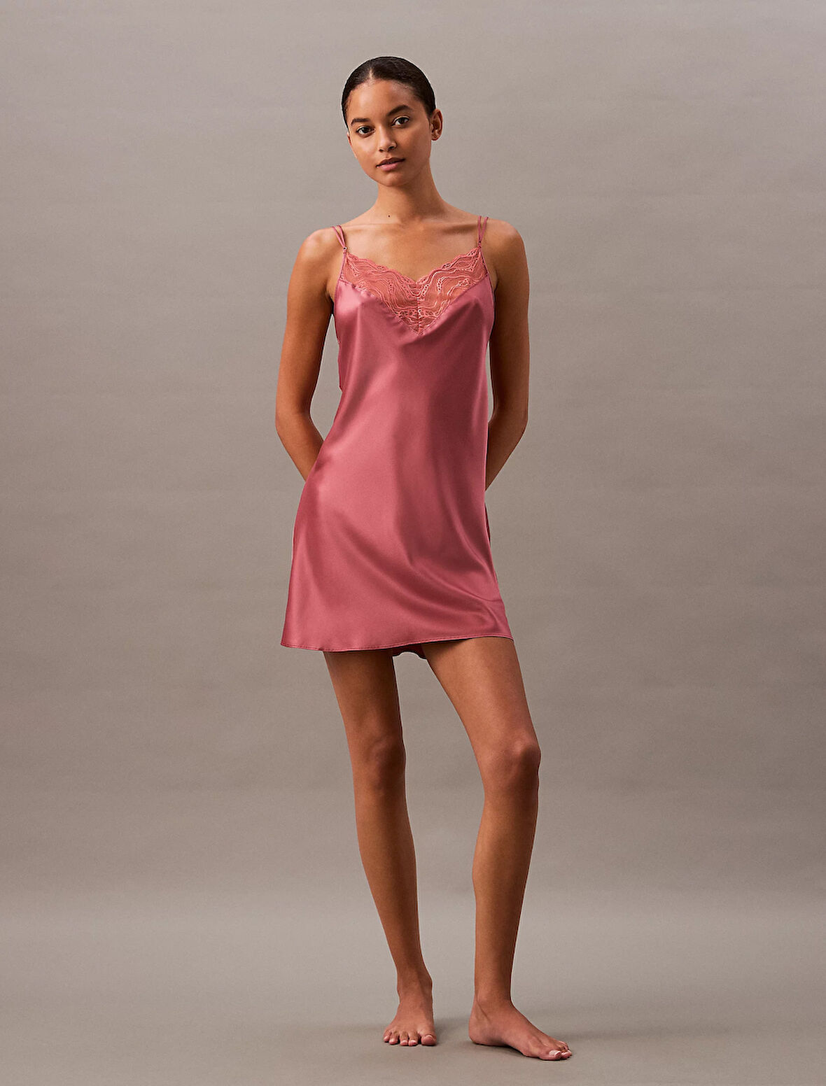 CALVIN KLEIN ESSENTIAL SATIN CHEMISE Gecelik