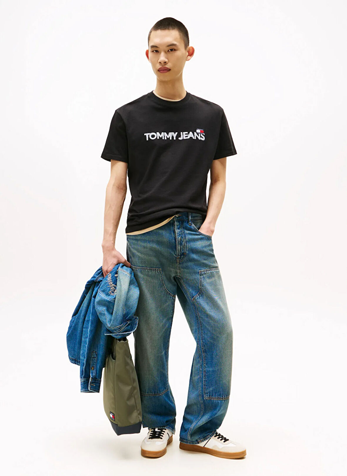 Tommy Jeans Bisiklet Yaka Baskılı Siyah Erkek T-Shirt DM0DM21585BDS TJM REG BADGE PLAY TE