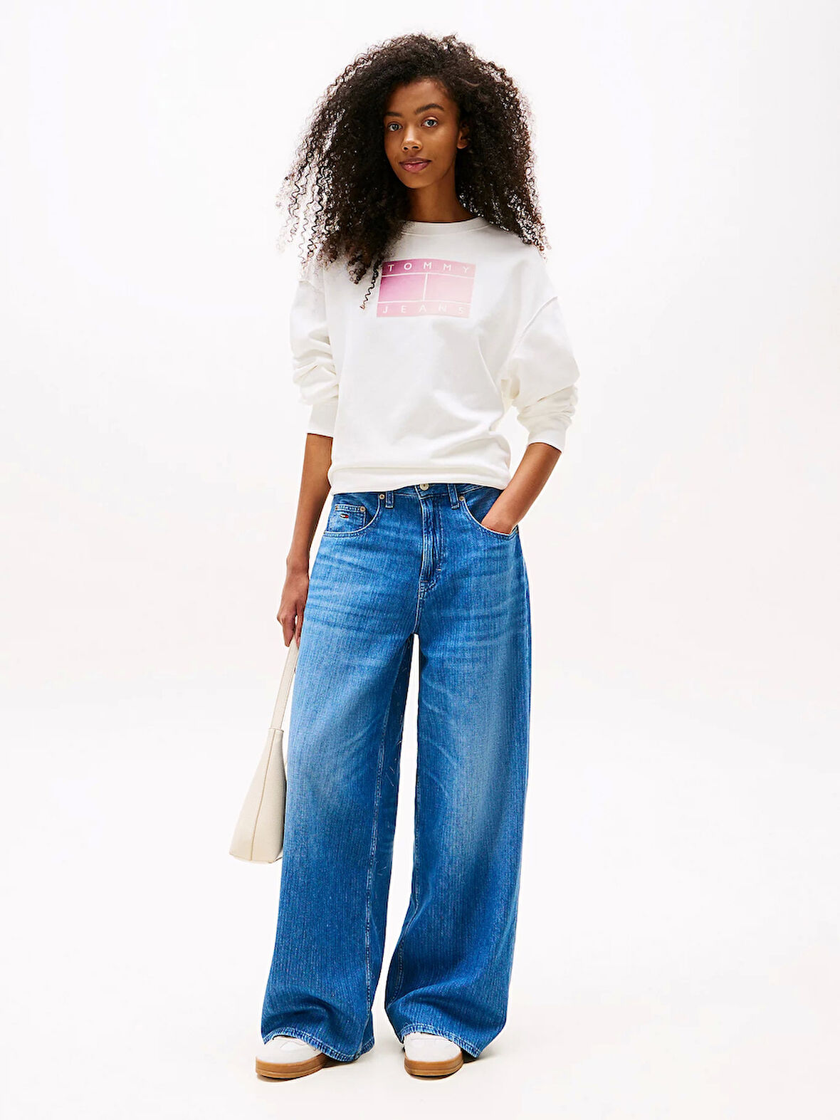 Tommy Jeans TJW RLX GRADIENT FLAG CREW Kadın Beyaz Kazak DW0DW21396YBL