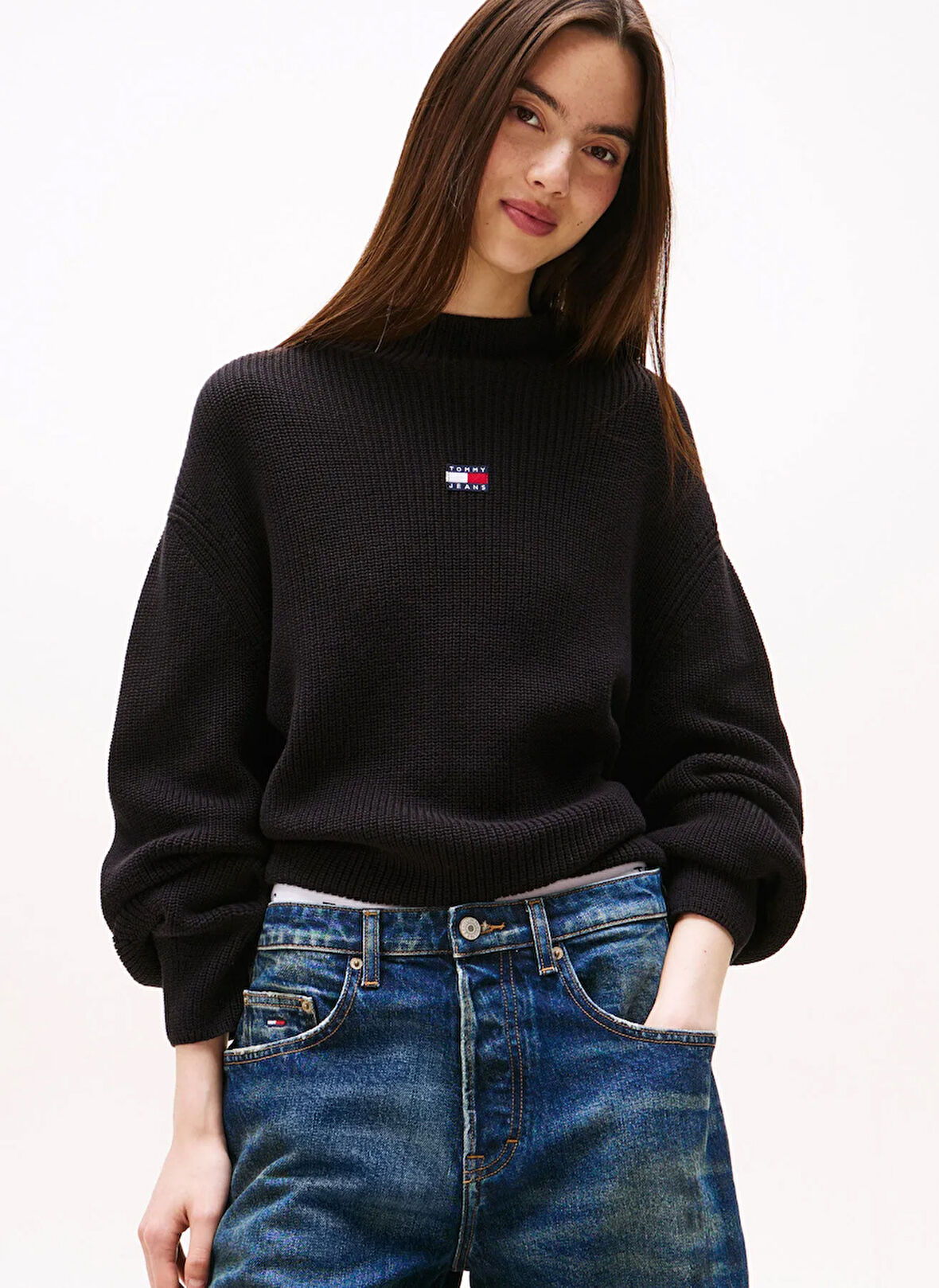 Tommy Jeans Dik Yaka Standart Nakışlı Siyah Kazak Kadın DW0DW21676BDS