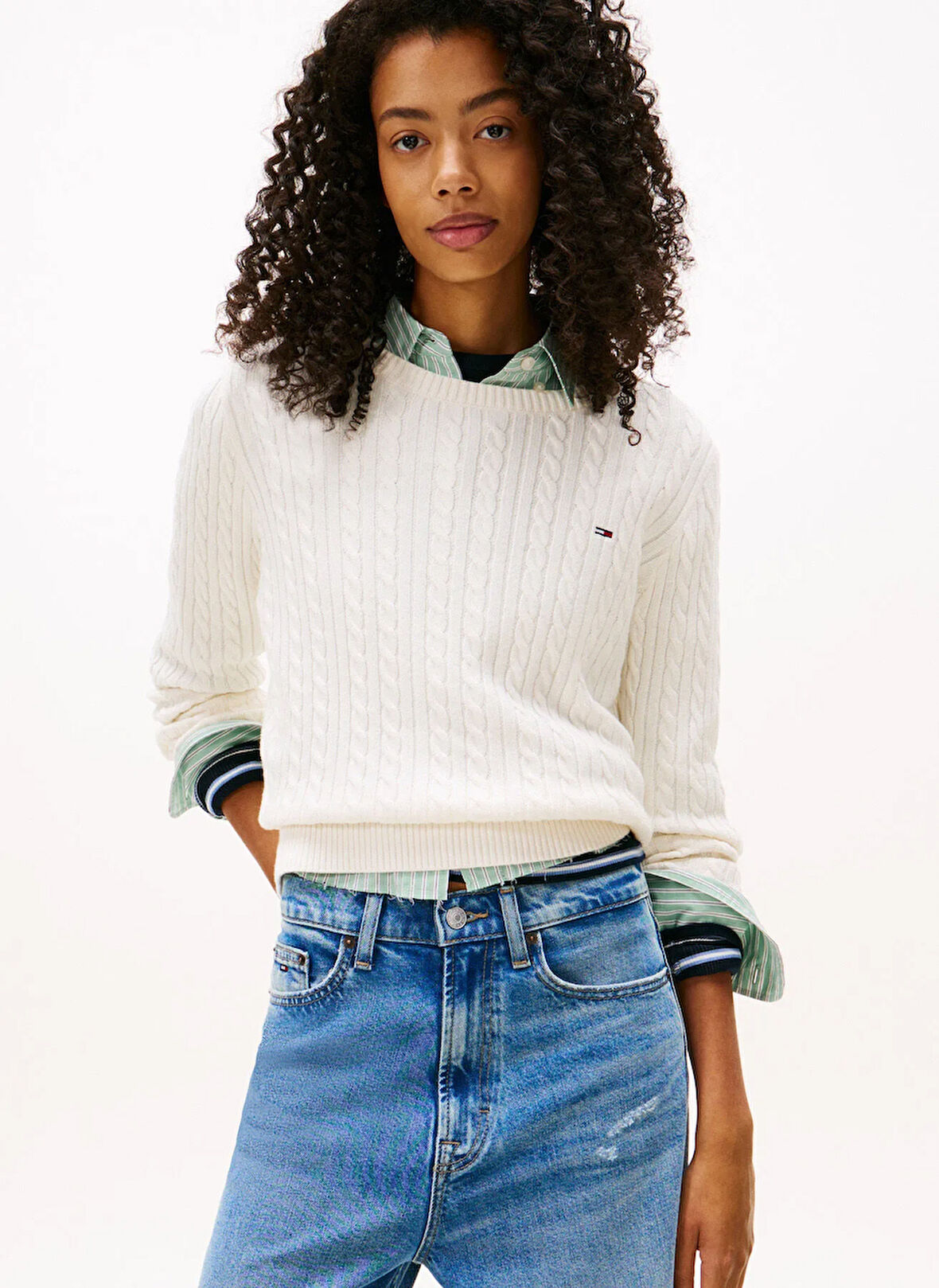 Tommy Jeans Yuvarlak Yaka Standart Nakışlı Beyaz Kazak Kadın DW0DW22165YBH