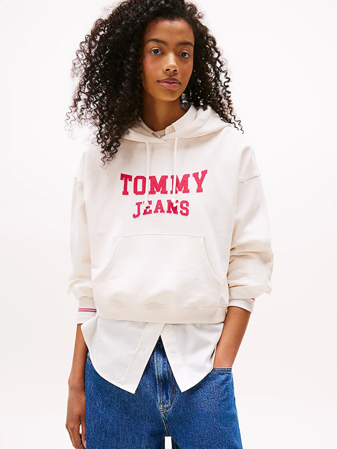Tommy Jeans TJW Kutu Kesim Kısa Kolej Stili Kadın Kazak DW0DW21598YBH