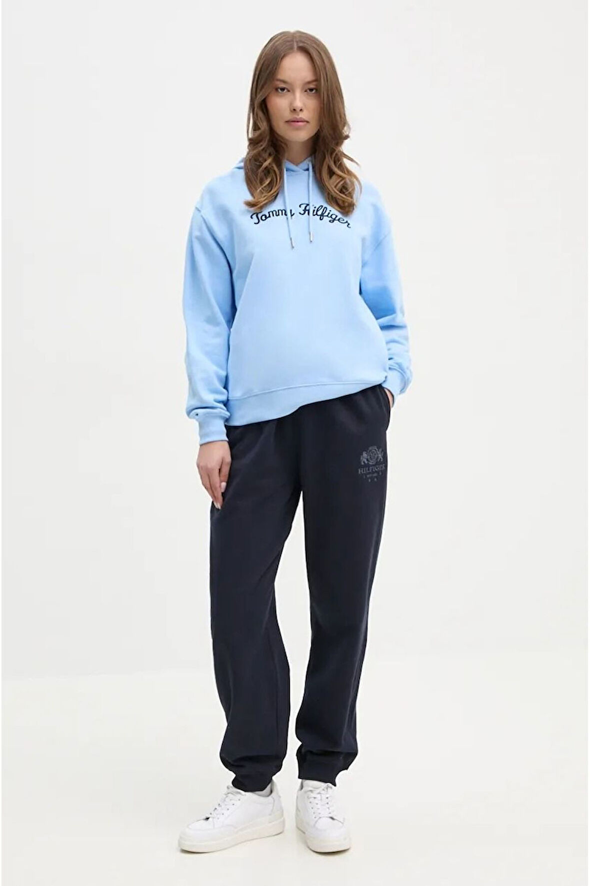 Kapşonlu El Yazılı Nakışlı Sweatshirt