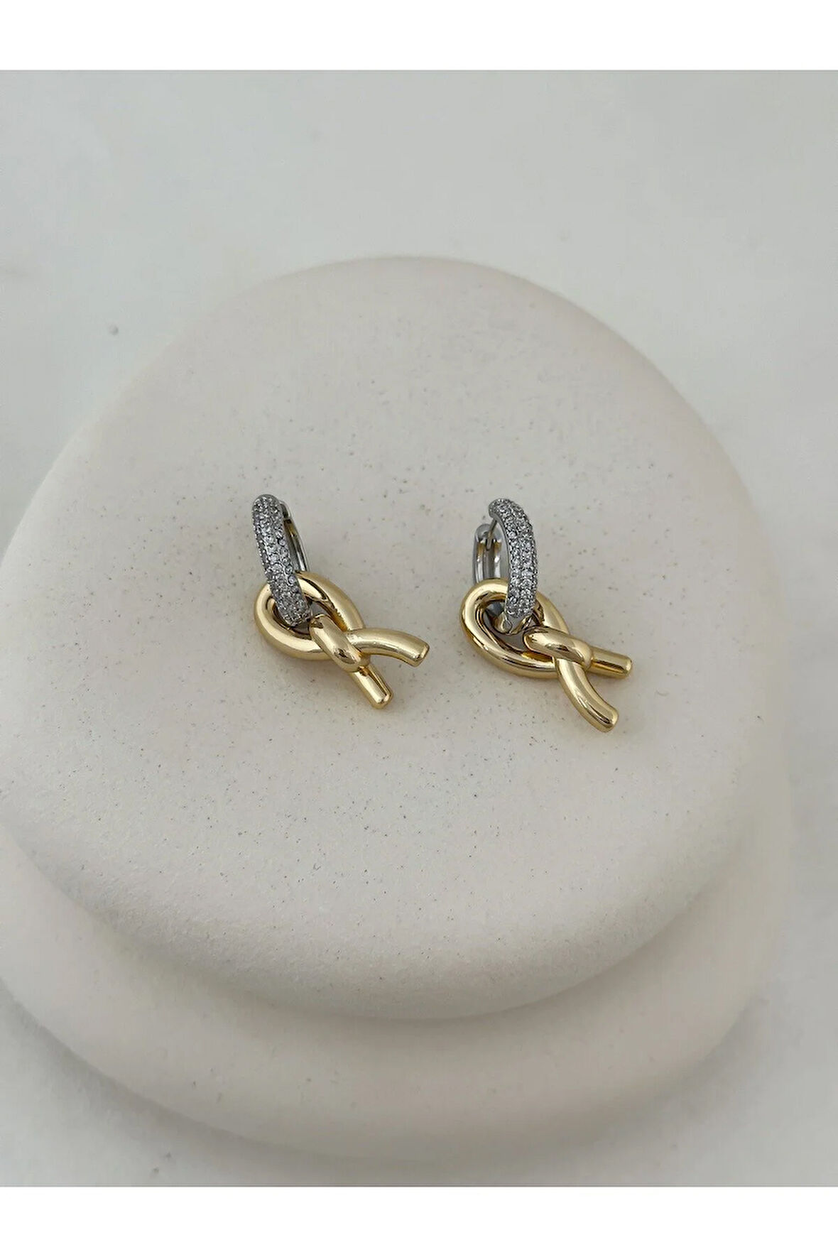 Düğüm Plakalı Zirkon Taşlı Küpe