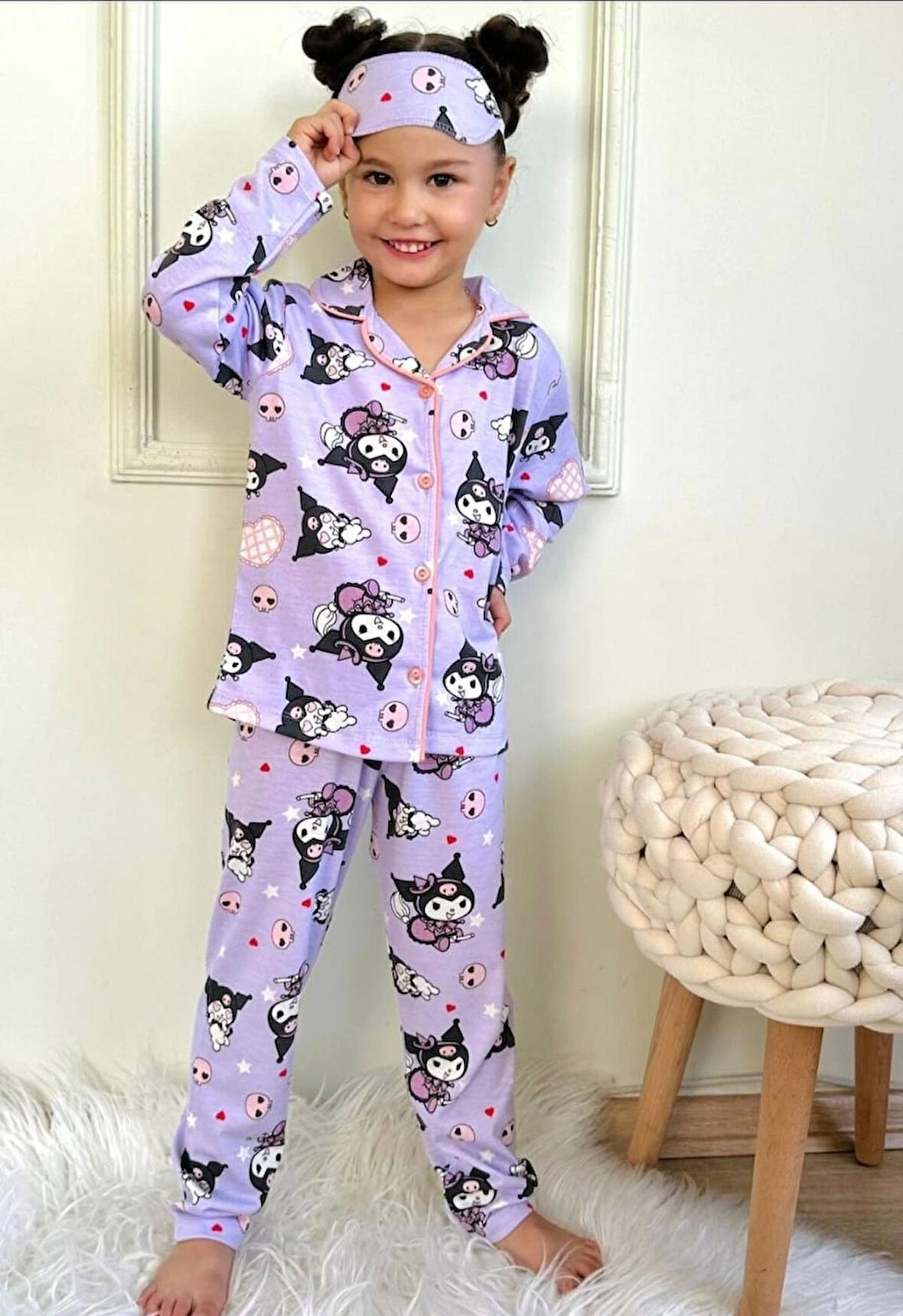 GÖZ BANTLI ÖNDEN DÜĞMELİ 2İPLİK KIZ ÇOCUK KUROMİ BASKILI PİJAMA TAKIMI