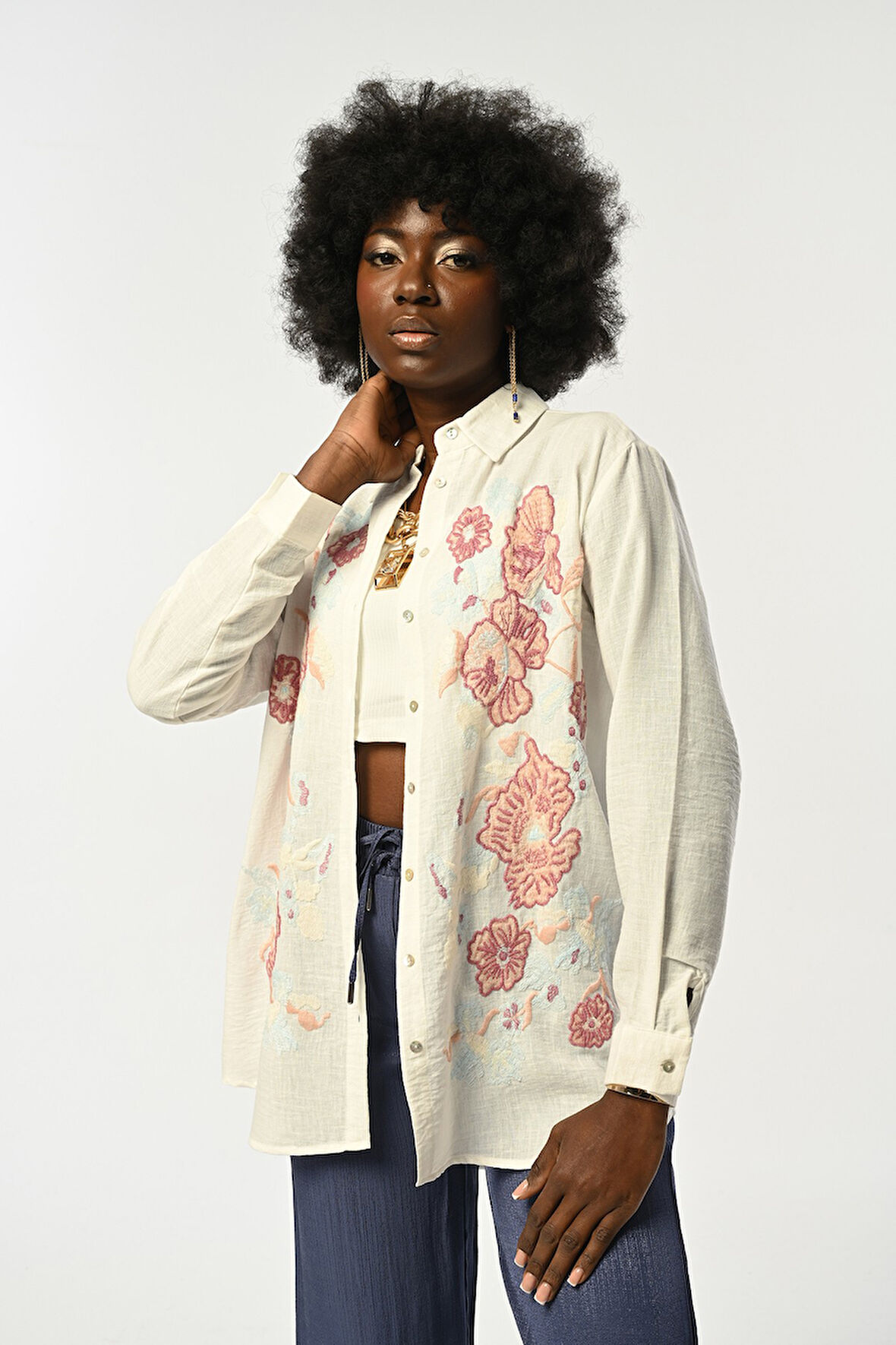 KADIN EKRU RENK ÖNÜ ÇİÇEKLİ NAKIŞ İŞLEMELİ OVERSİZE GÖMLEK