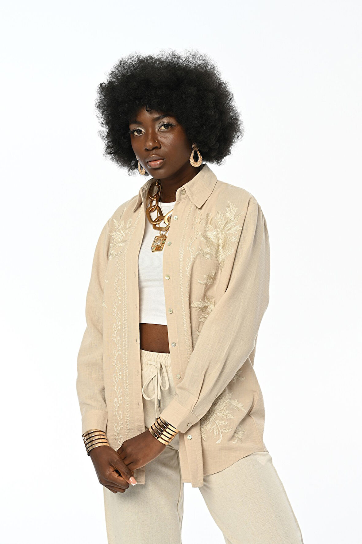 KADIN ÖNÜ ÇİÇEK NAKIŞ İŞLEMELİ DÜZ RENK GÖMLEK