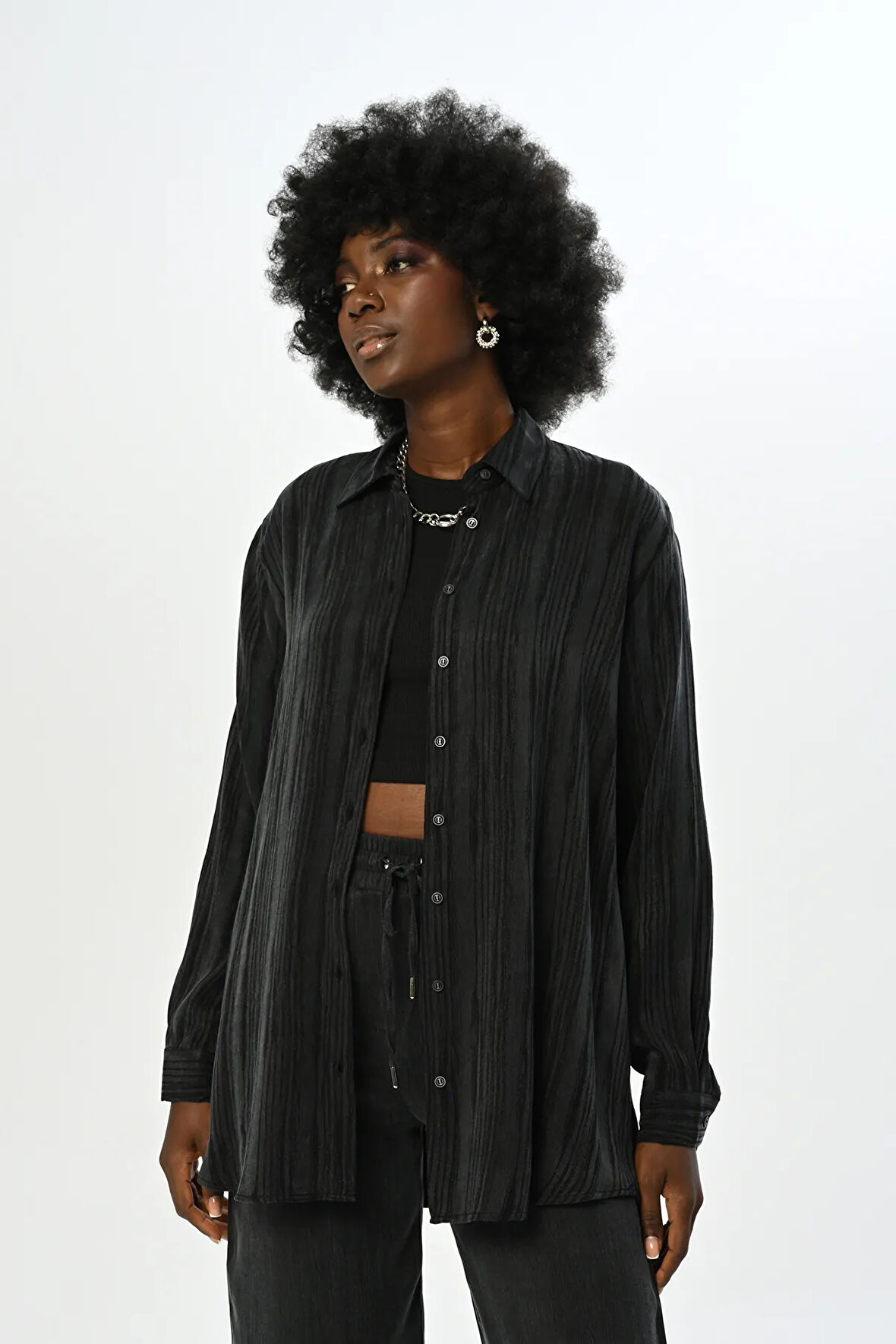 KADIN SİYAH ÇİZGİ DESENLİ OVERSİZE KESİM GÖMLEK