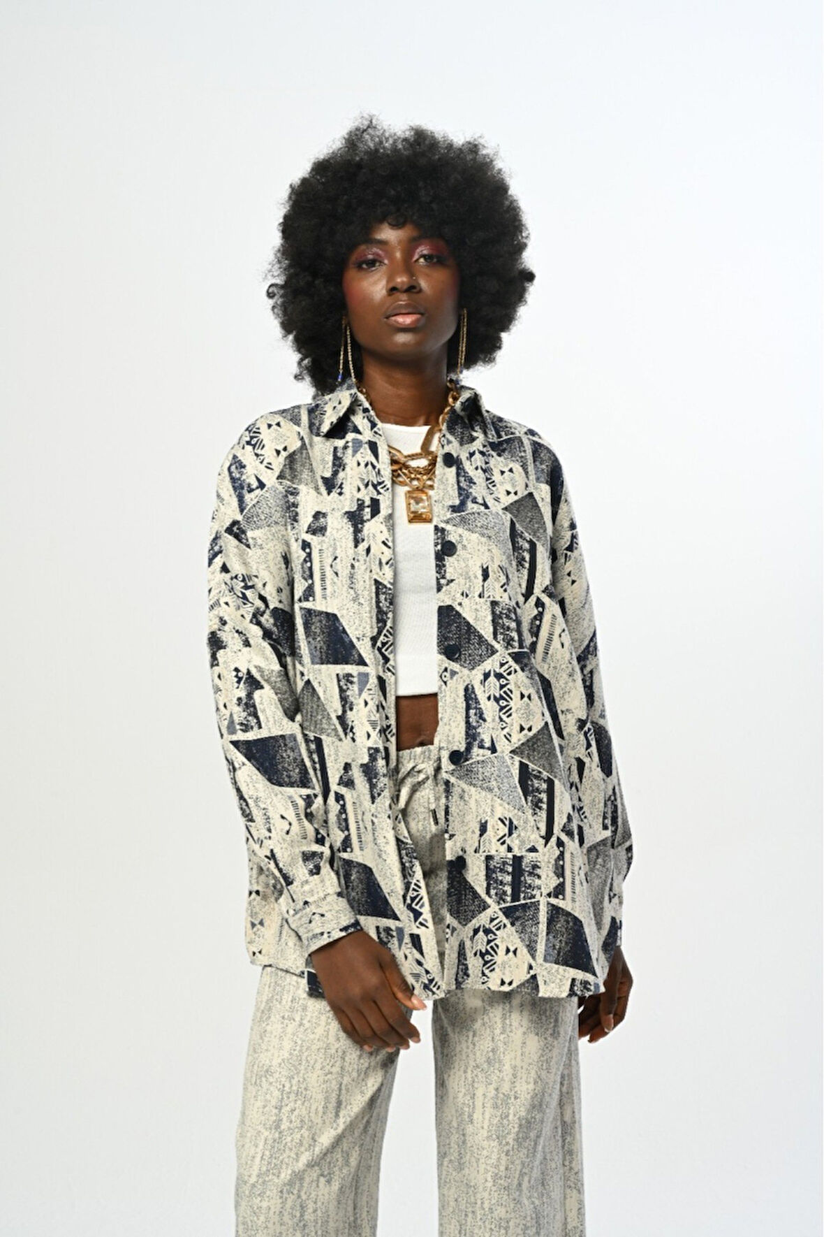 KADIN DESENLİ LACİVERT OVERSİZE GÖMLEK