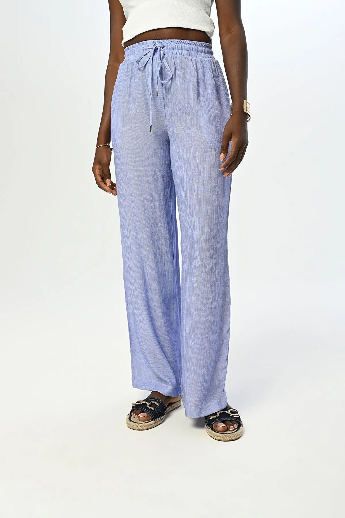 KADIN BELİ LASTİKLİ BOL PAÇA İNCE ÇİZGİLİ DÜZ RENK PANTOLON