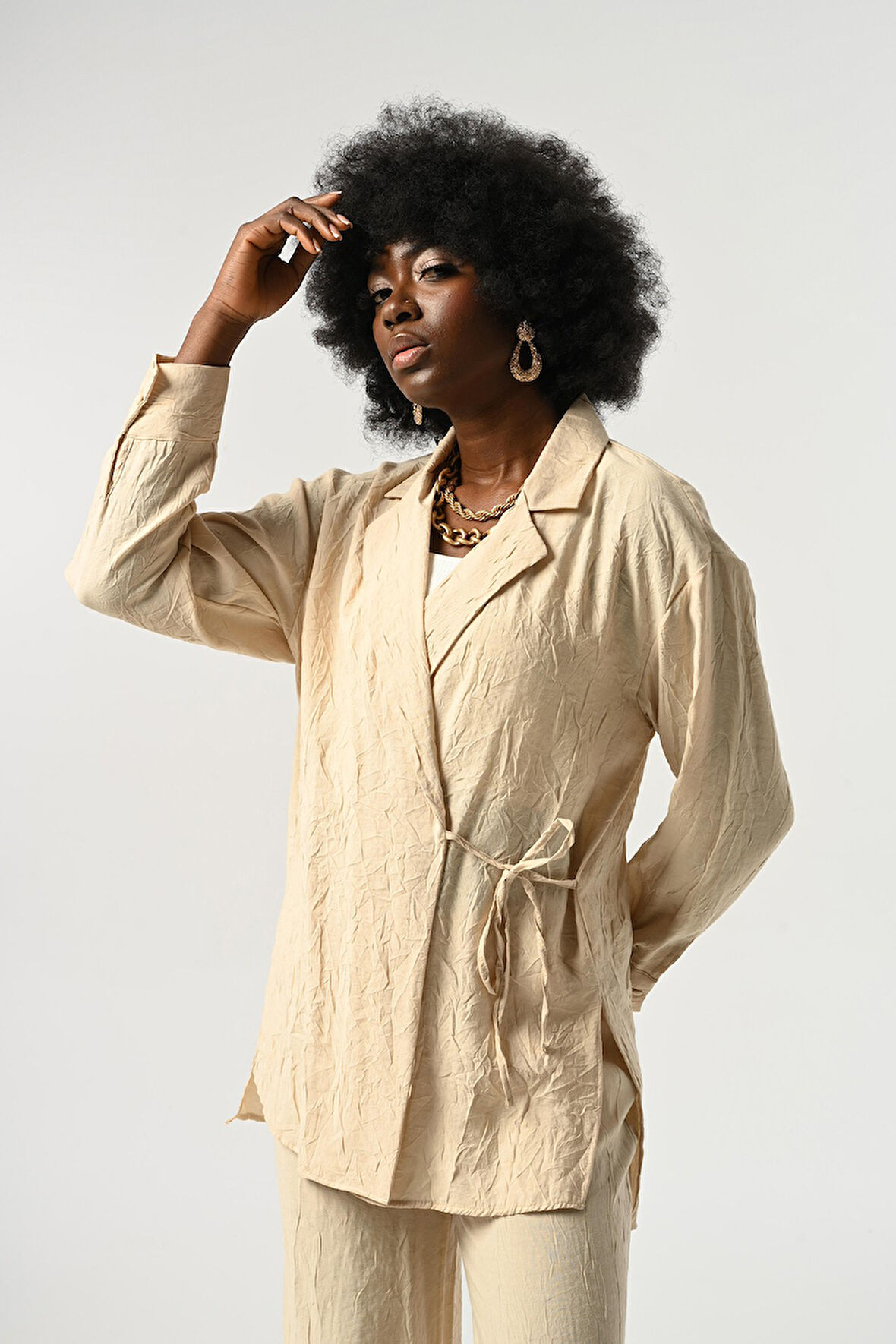 KADIN BELDEN BAĞLAMALI KIRIŞIK KUMAŞ DÜZ RENK GÖMLEK