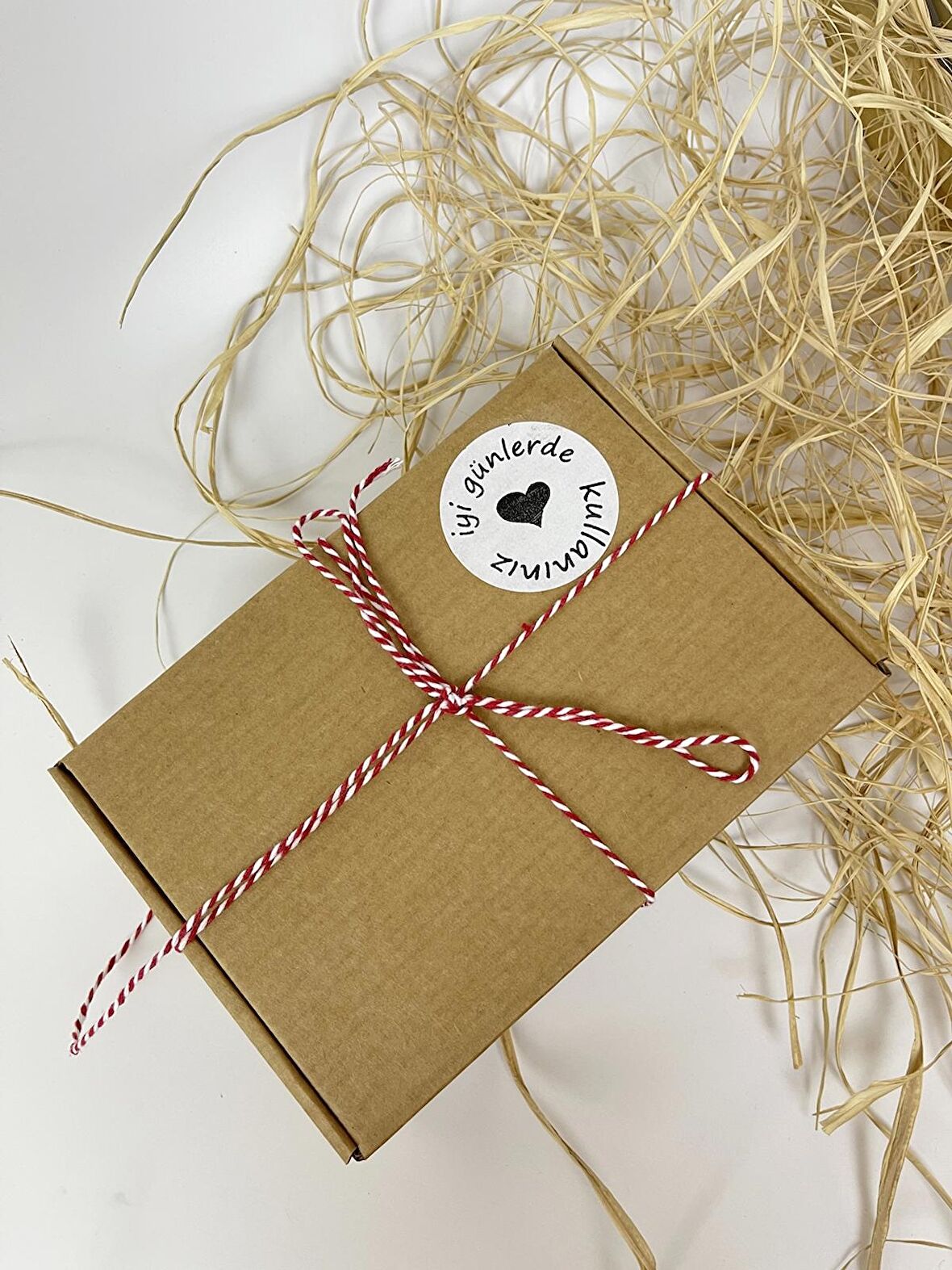 İyi Günlerde Kullanınız 40 mm Beyaz Yuvarlak Kalpli Sticker Etiket 120 Adet