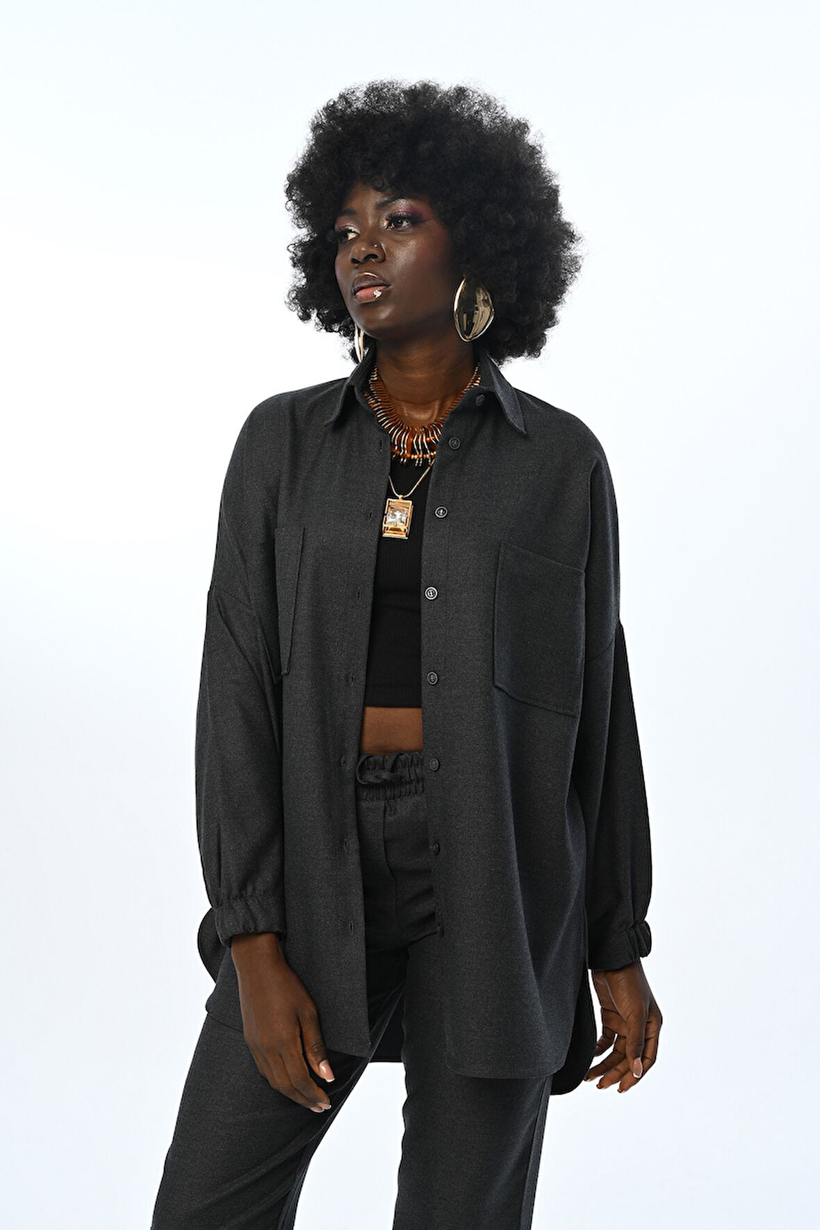 KADIN ÇİFT CEPLİ DÜZ RENK KOLLARI BÜZGÜLÜ OVERSİZE KESİM GÖMLEK