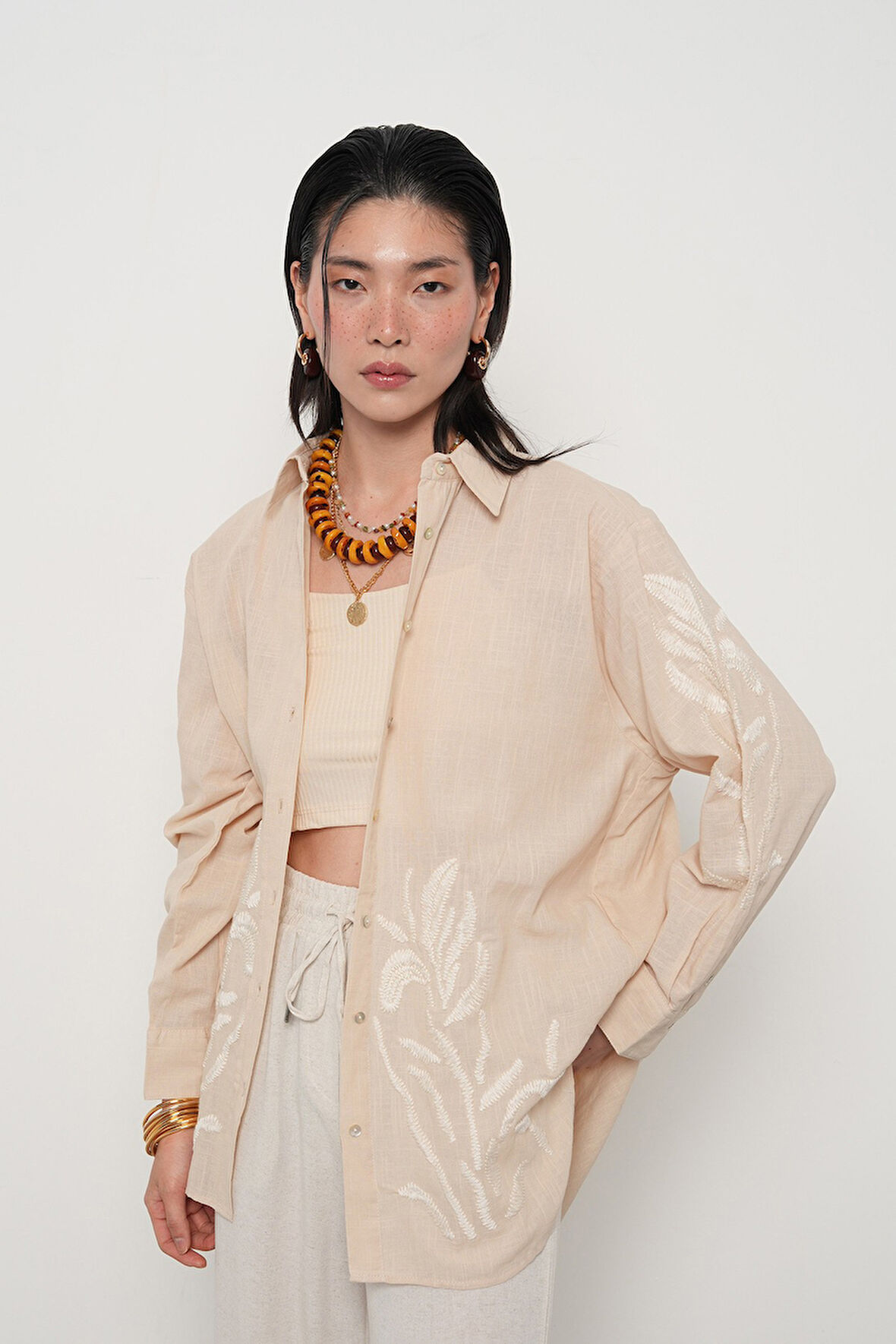 KADIN AÇIK BEJ DAL ŞEKİLLİ NAKIŞ İŞLEMELİ GÖMLEK