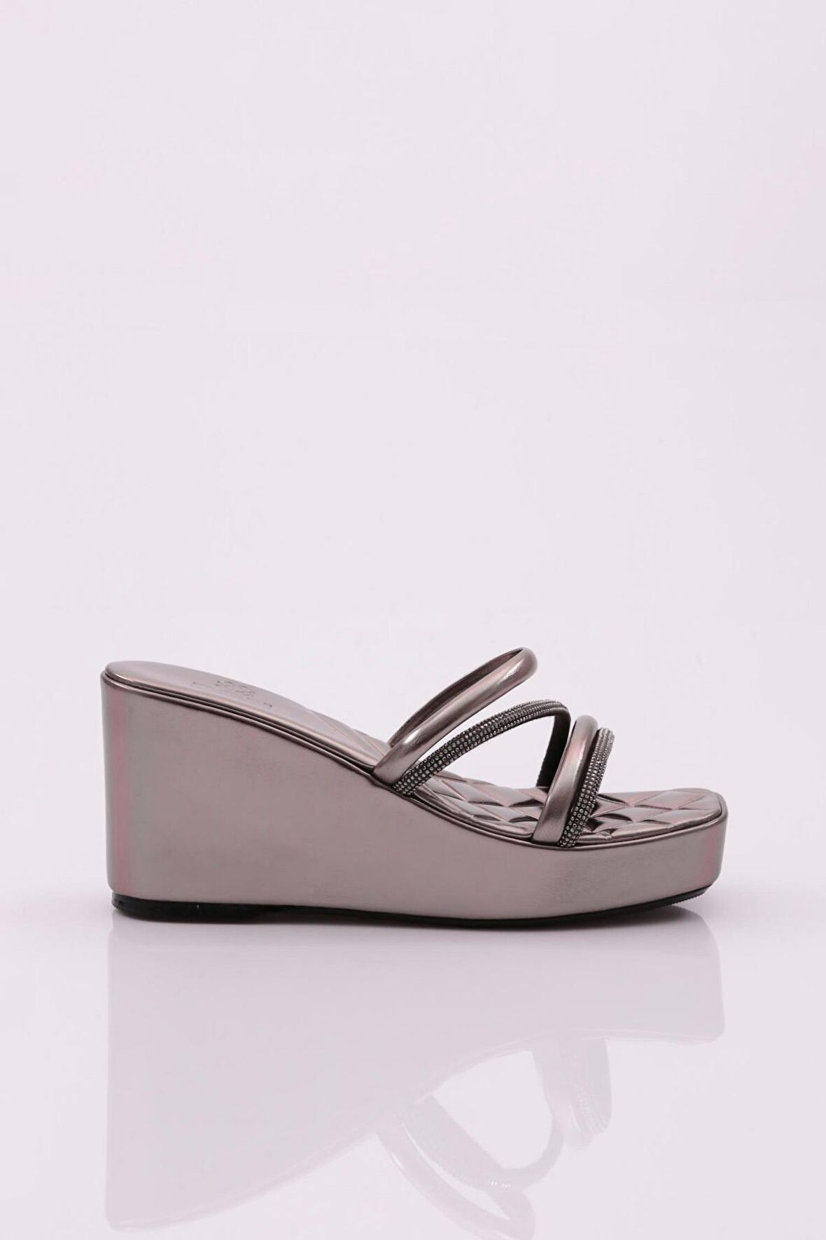 Dgn 830 Kadin Dolgu Taban Silver Taşli Terlik
