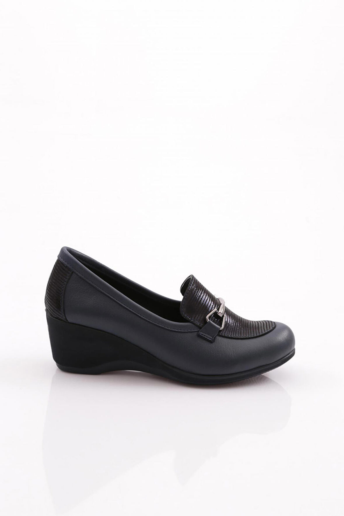 Dgn 2352 Kadin Metal Aksesuarli Comfort Ayakkabi