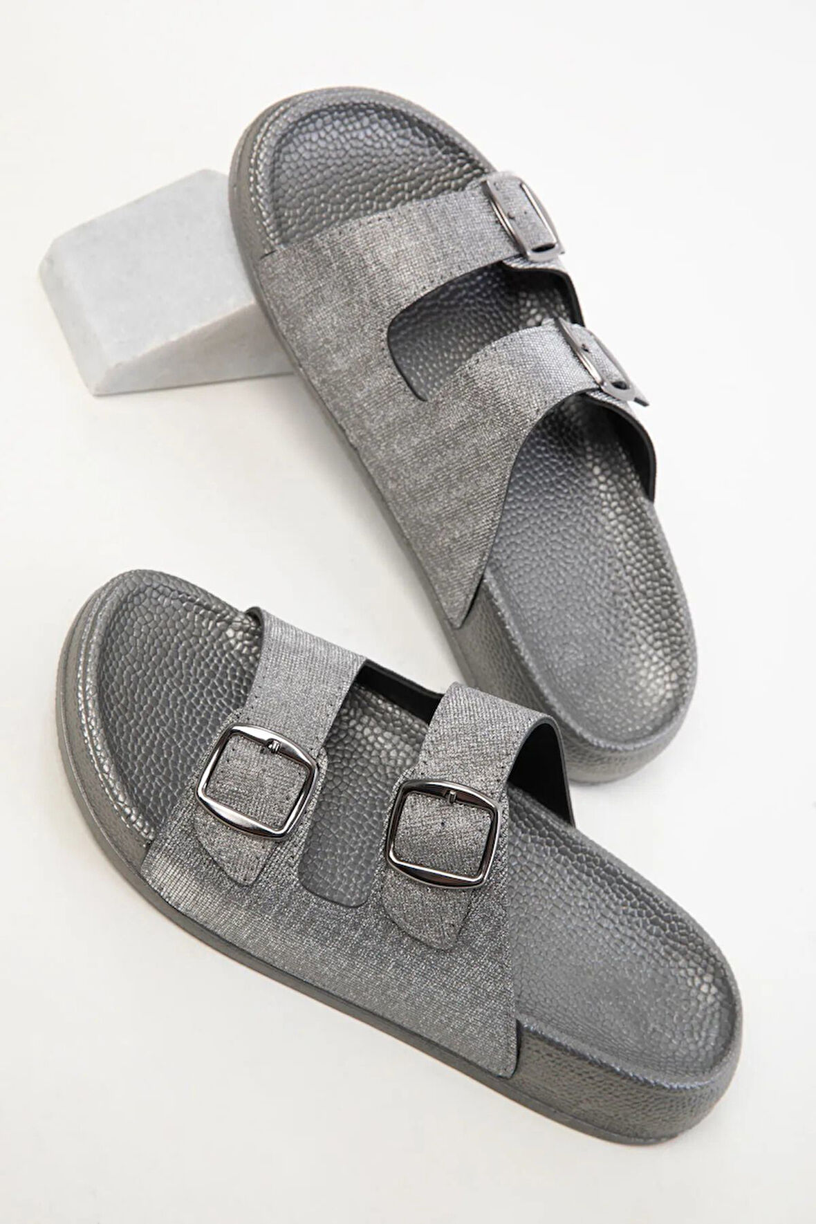 Yazlık Kadın Ortopedik Terlik – Sim Detaylı, Çift Tokalı, Soft Tabanlı Ev Terliği