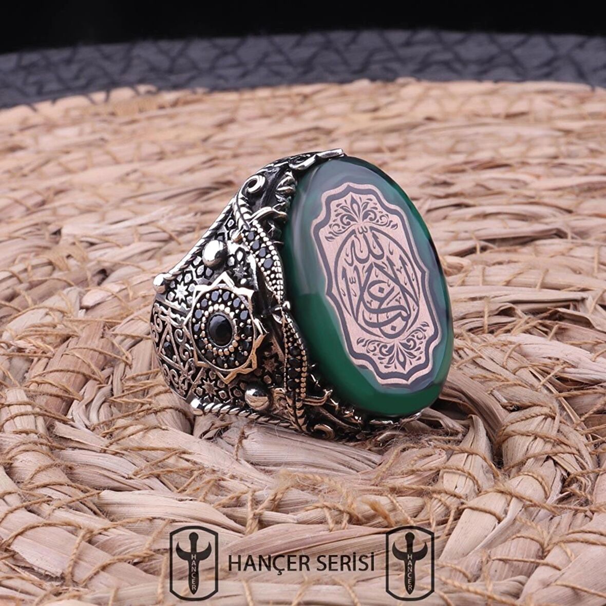 925 Ayar Gümüş Sıkma Kehribar Taşlı Arapça ' Nasihat Olarak Ölmek Yeter ' Yazılı Erkek Yüzük